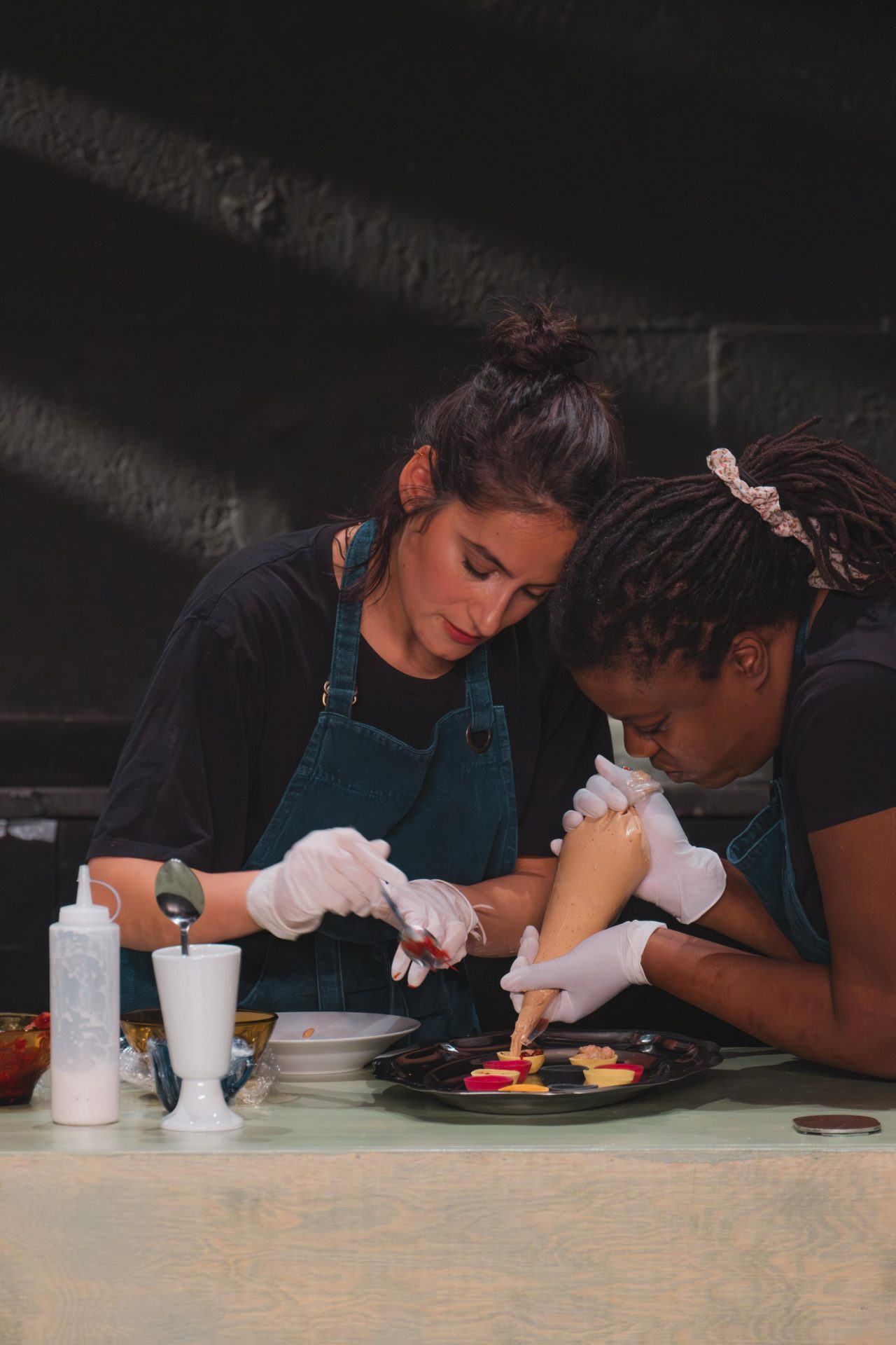 Deux femmes cuisinent ensemble.