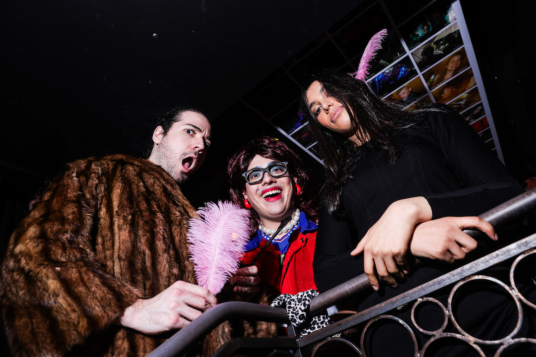 Le masque et la plume dans le cul avec Anthony Martine